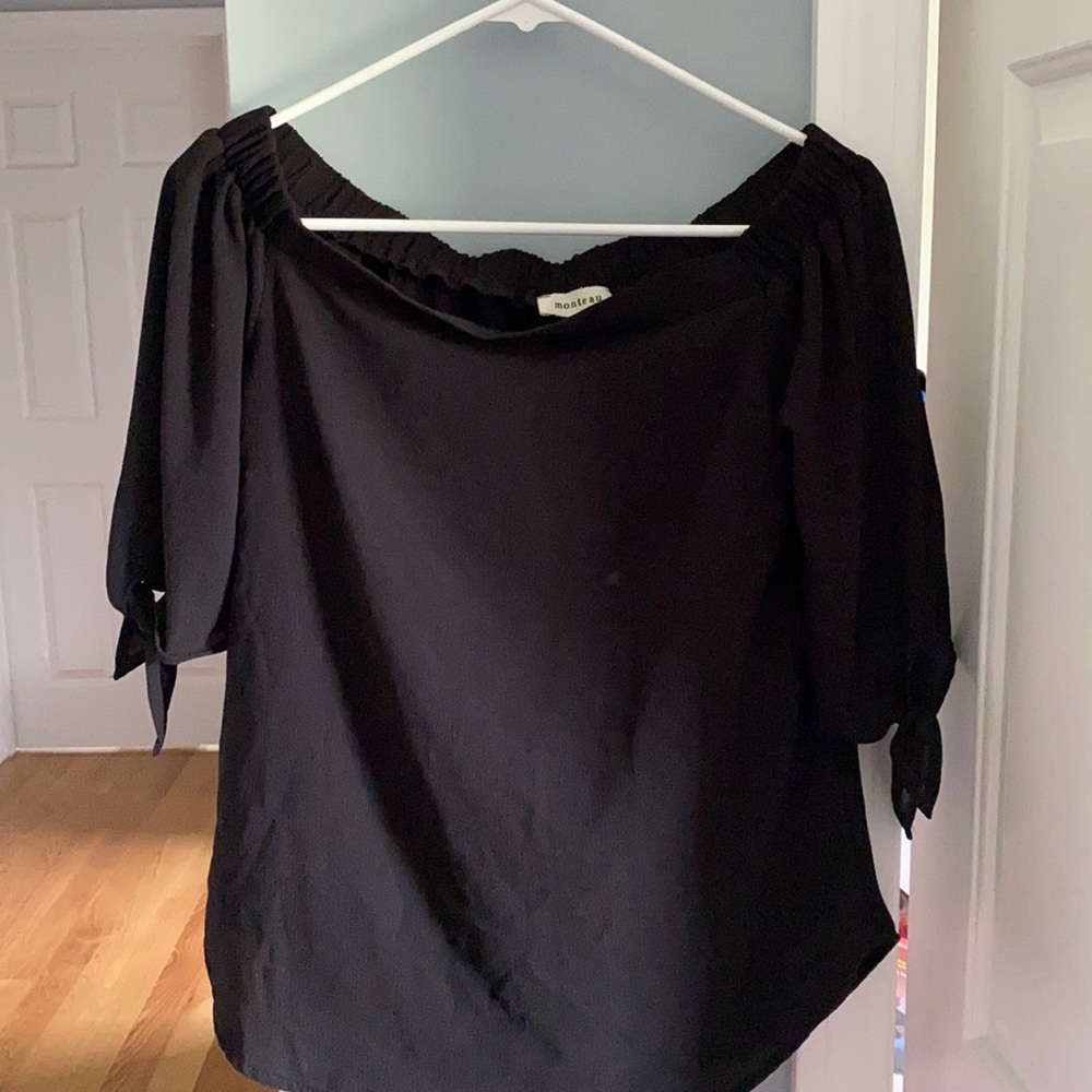 Black off the shoulder shirt -Size M